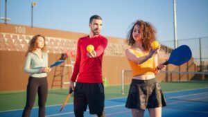 coach de pickleball en train de donner un cours