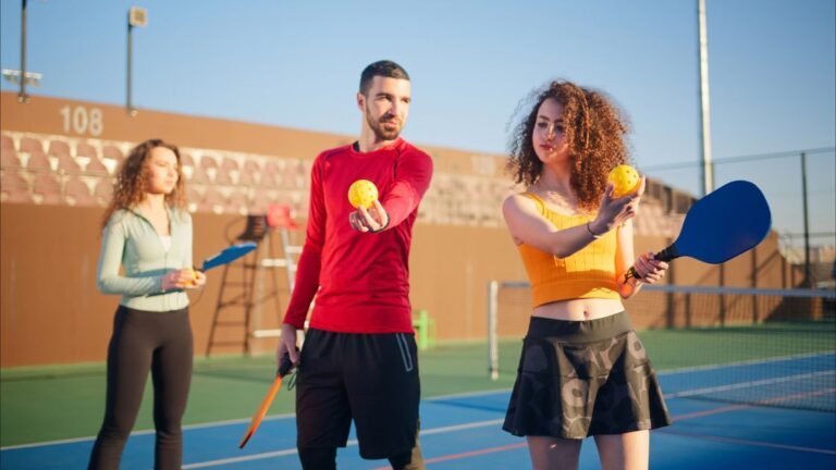 coach de pickleball en train de donner un cours