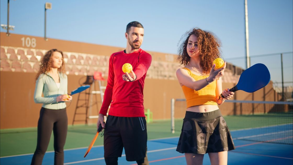 coach de pickleball en train de donner un cours