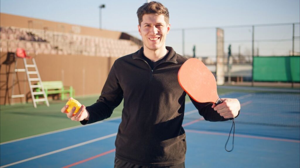 coach de pickleball qui se présente