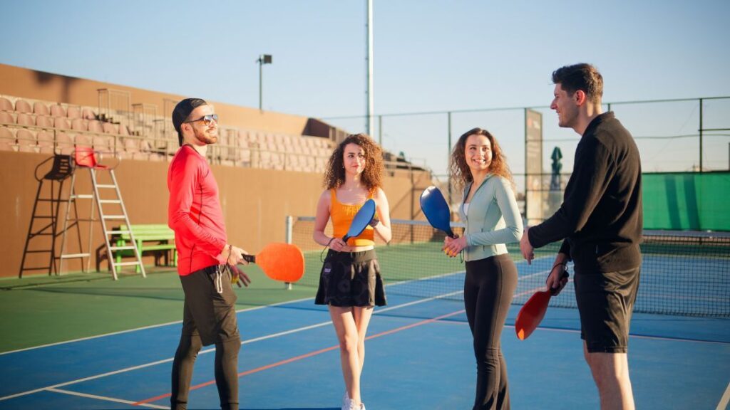 coach de pickleball en train de donner un cours