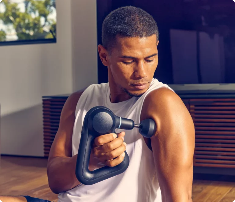 homme qui utilise le theragun prime